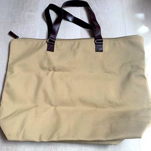 Hand carrying bag